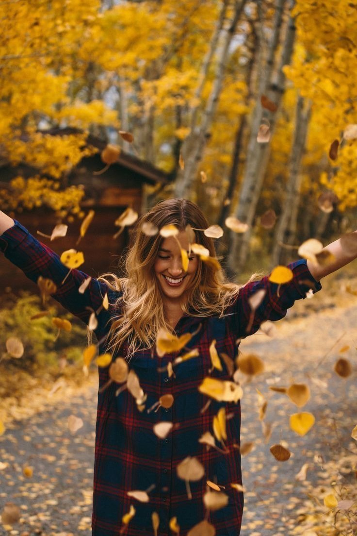 Mujer en la naturaleza con su hijo