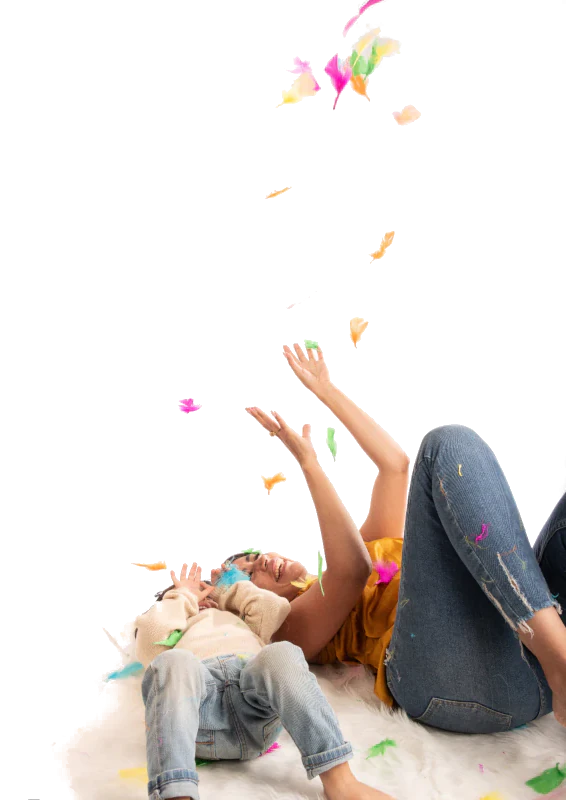 Madre e hijo juegan con plumas de colores